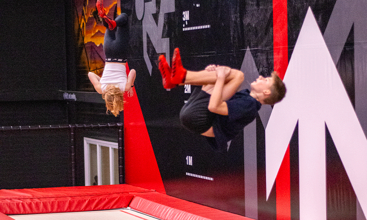 Backflip oefenen bij UrbanTrickz